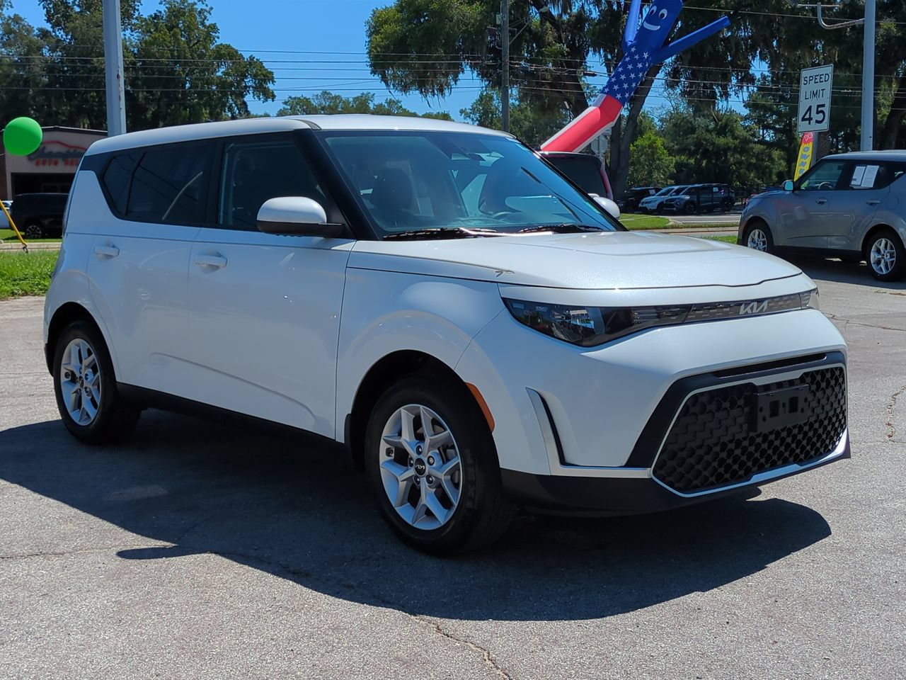 Used 2025 Kia Soul LX w/ LX Technology Package FWD image 3