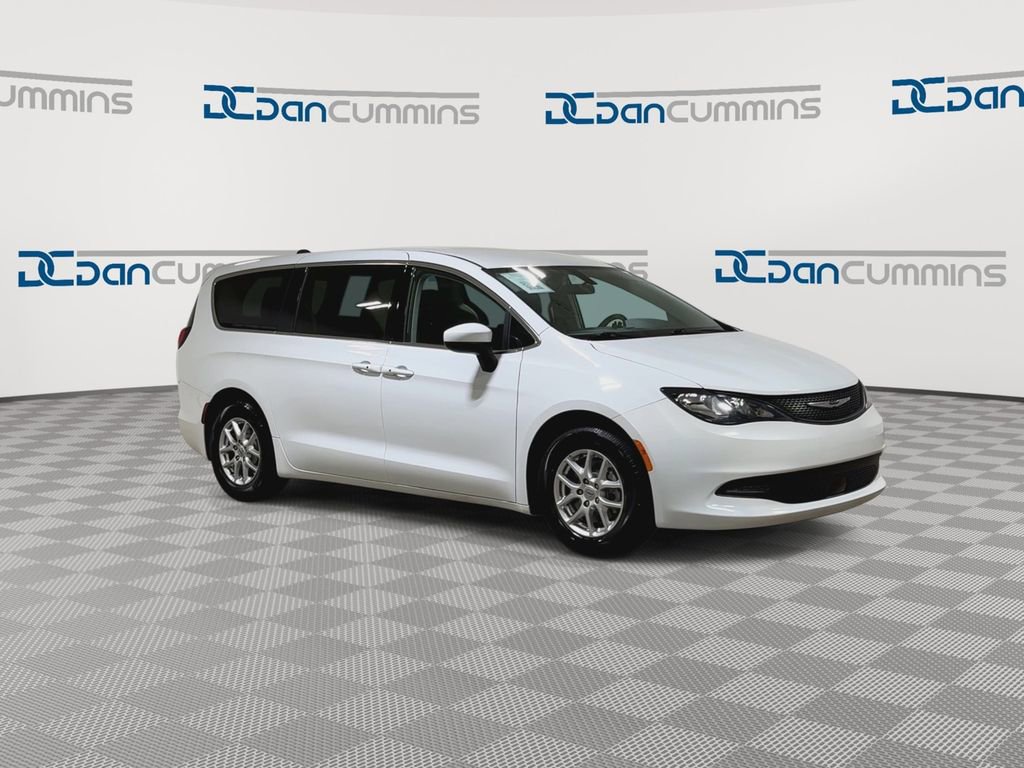 Used 2022 Chrysler Voyager LX image 2