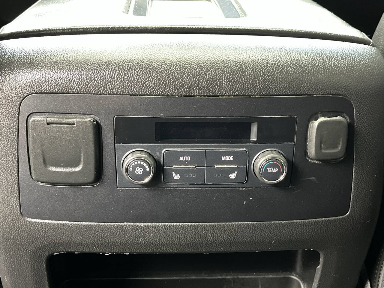 Used 2018 GMC Yukon SLT AWD/4WD image 12