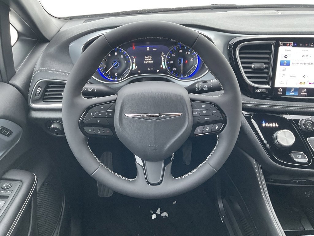 New 2026 Chrysler Pacifica Limited w/ Uconnect Theater Family Group image 11
