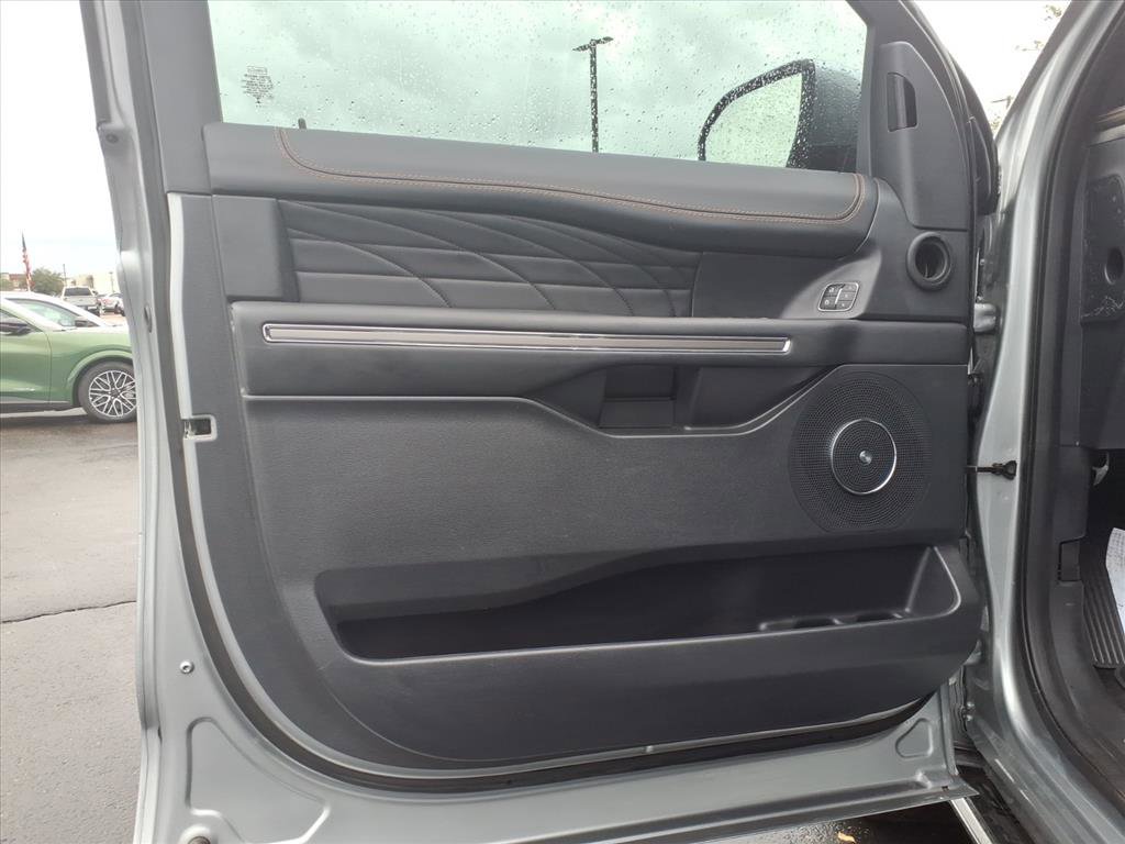 Used 2024 Ford Expedition Platinum image 20