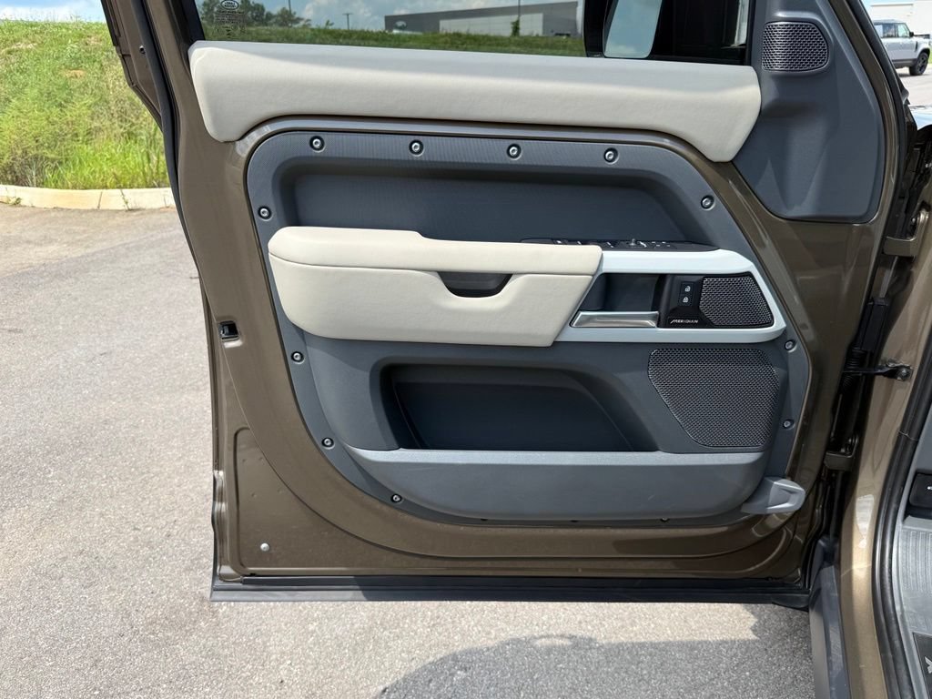 Certified 2024 Land Rover Defender 110 X-Dynamic SE AWD/4WD image 17