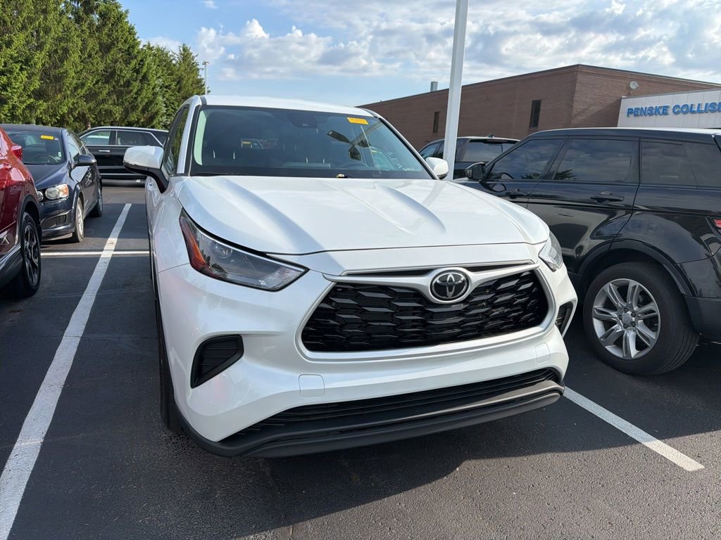 Used 2023 Toyota Highlander L FWD image 5
