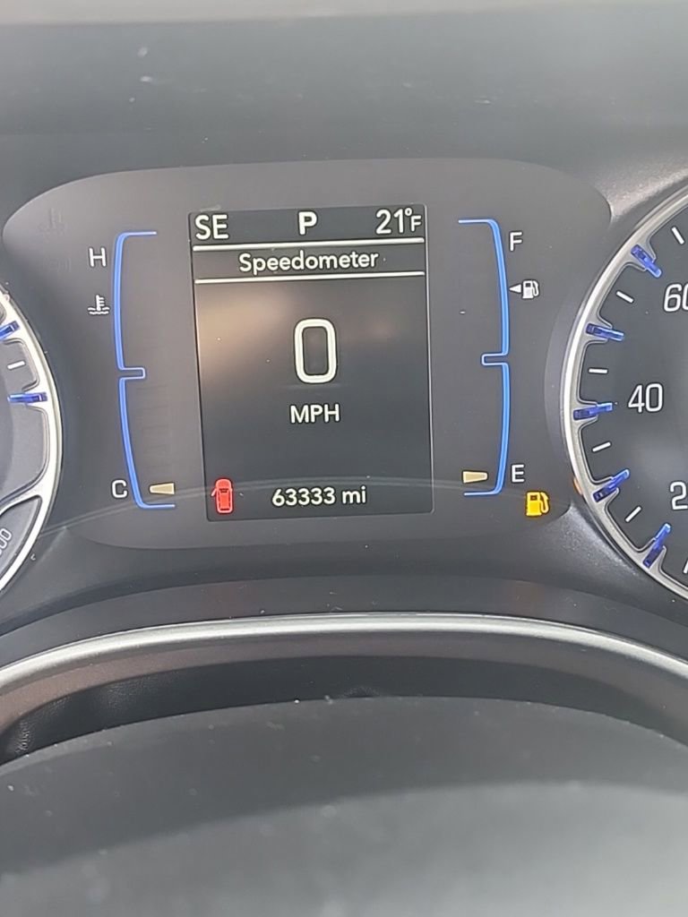 Used 2022 Chrysler Voyager LX image 17