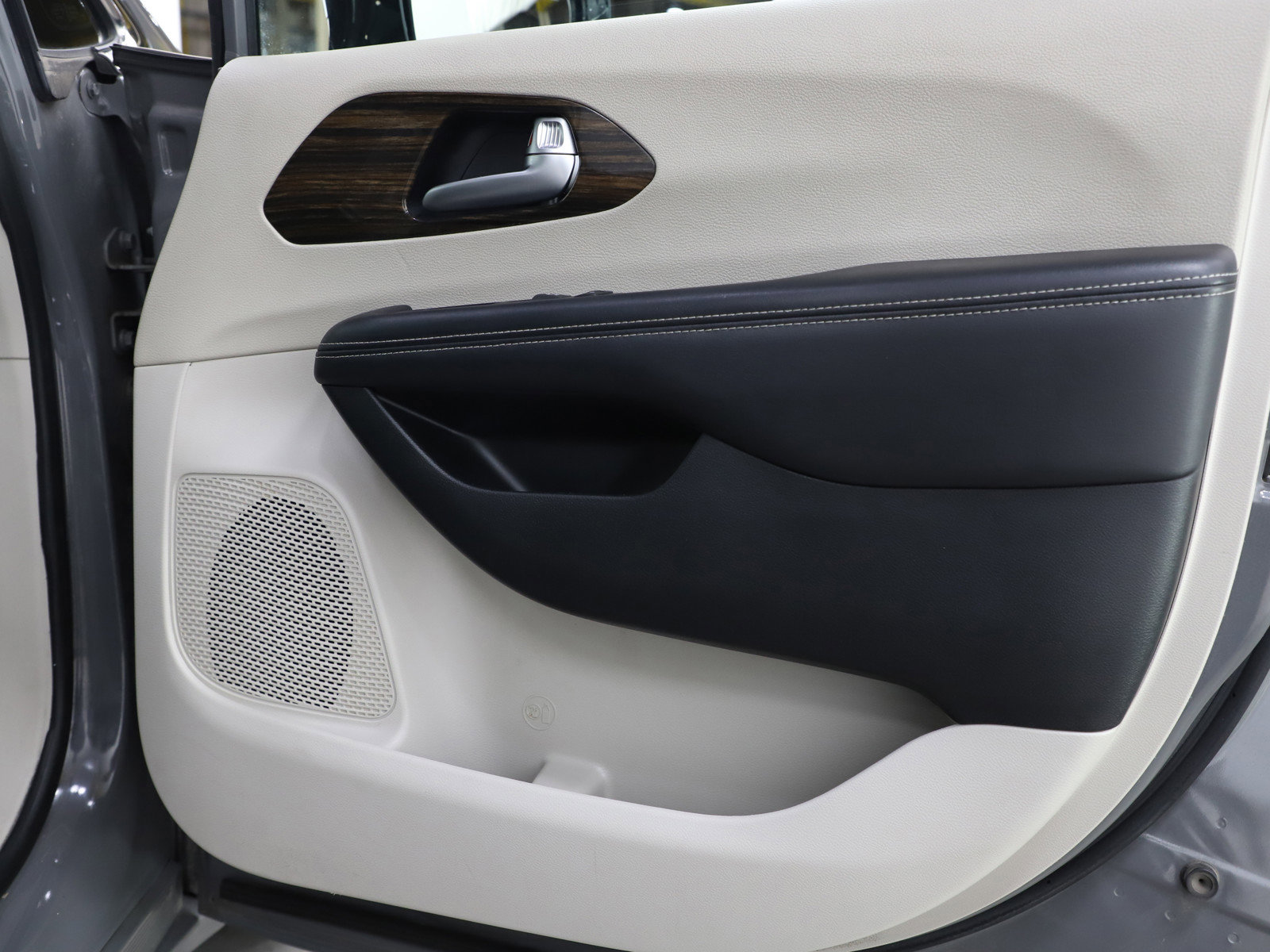 Used 2023 Chrysler Pacifica Limited image 9