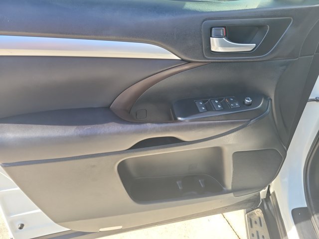 Used 2016 Toyota Highlander XLE FWD image 24
