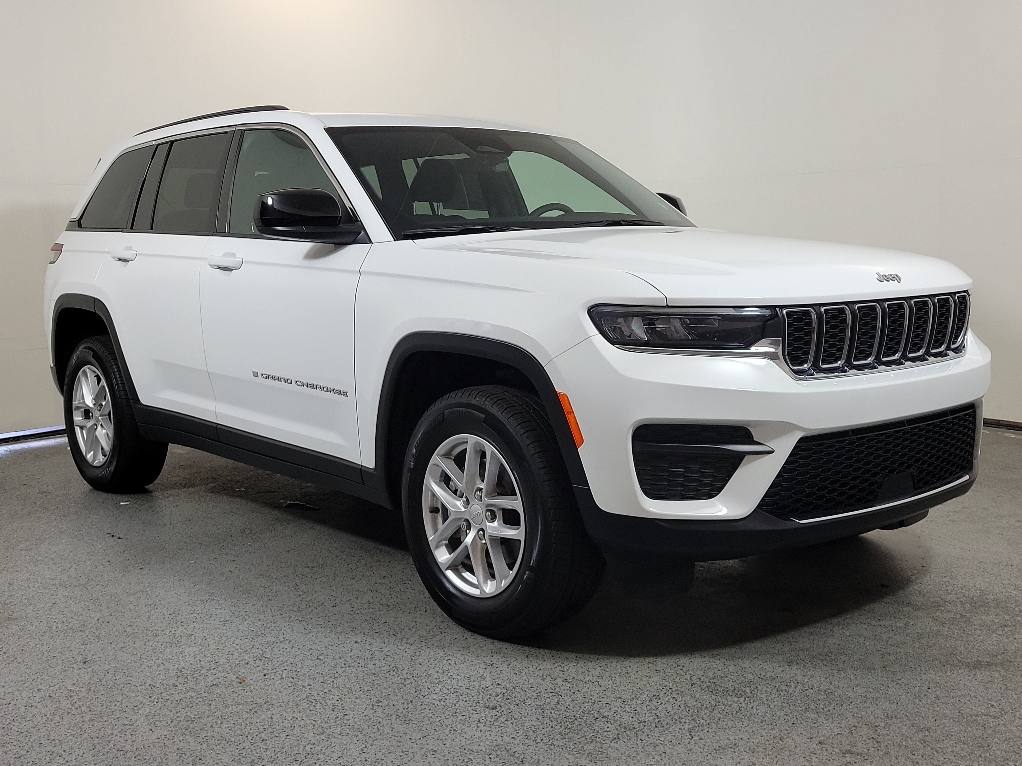 Used 2025 Jeep Grand Cherokee Laredo X RWD image 1