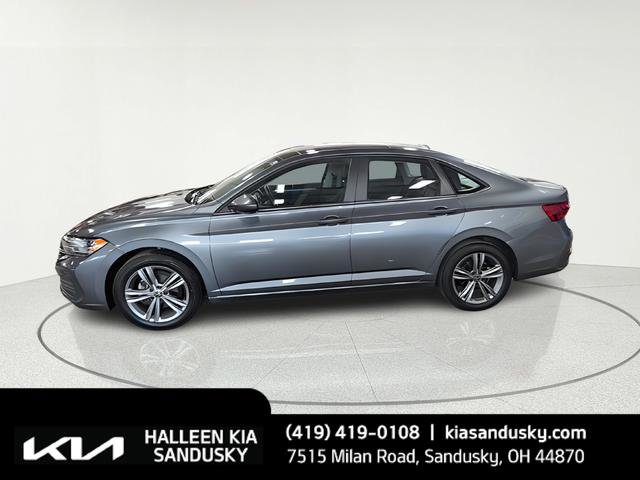 Used 2023 Volkswagen Jetta SE image 2