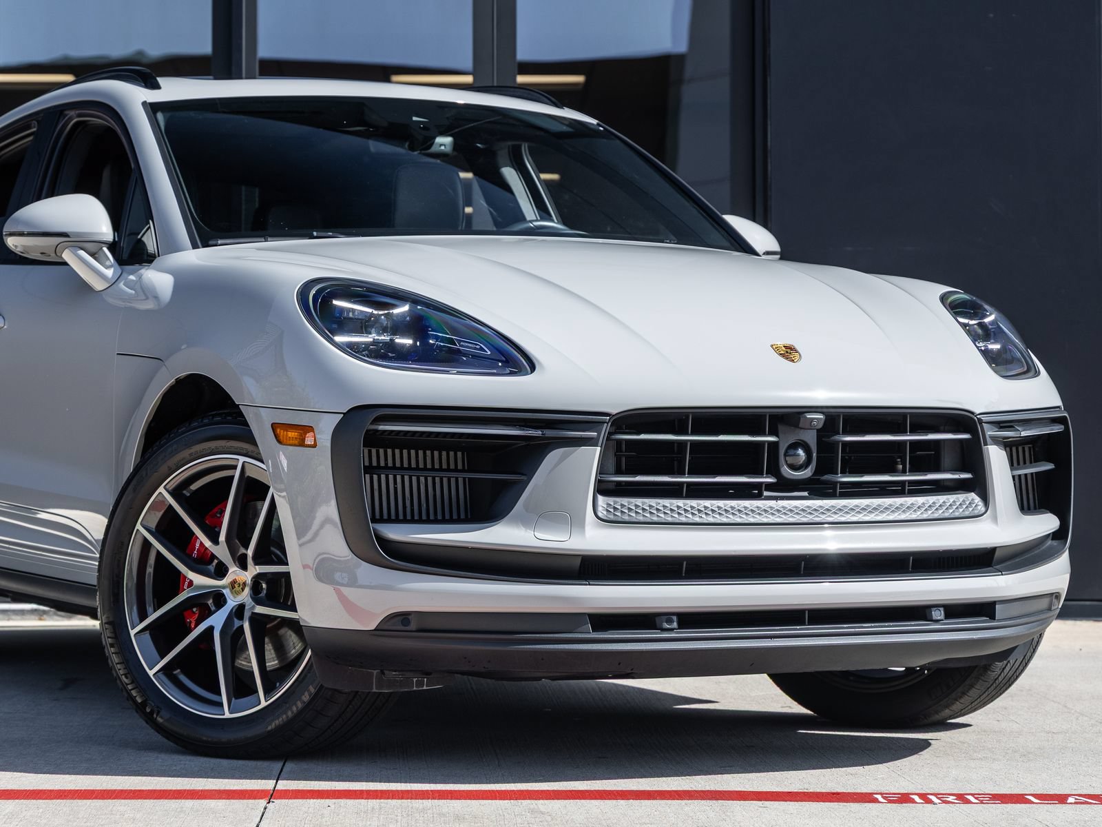 Certified 2024 Porsche Macan S AWD/4WD image 9