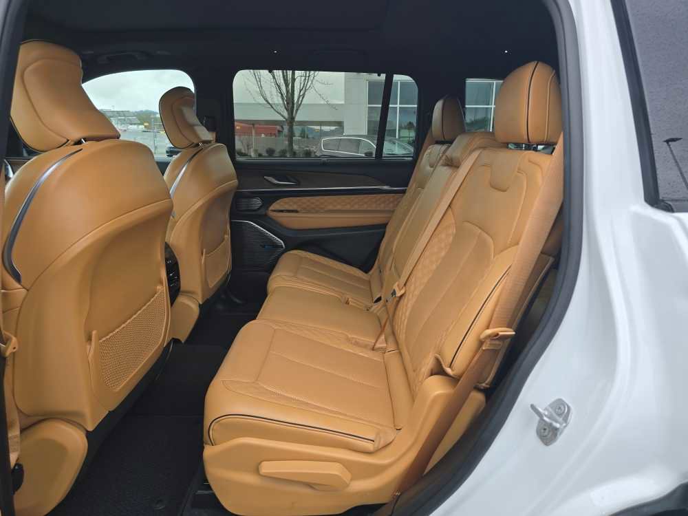 Used 2022 Jeep Grand Cherokee L Summit w/ Luxury Tech Group V image 15