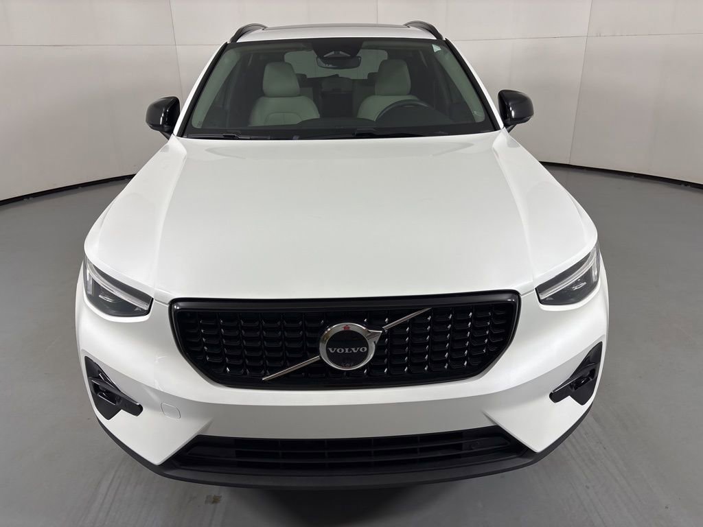 Used 2024 Volvo XC40 B5 Ultimate w/ Protection Package AWD/4WD image 3