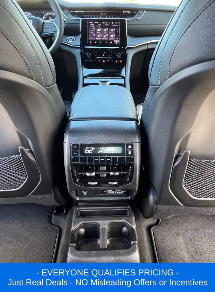 New 2025 Jeep Grand Cherokee L Laredo image 24