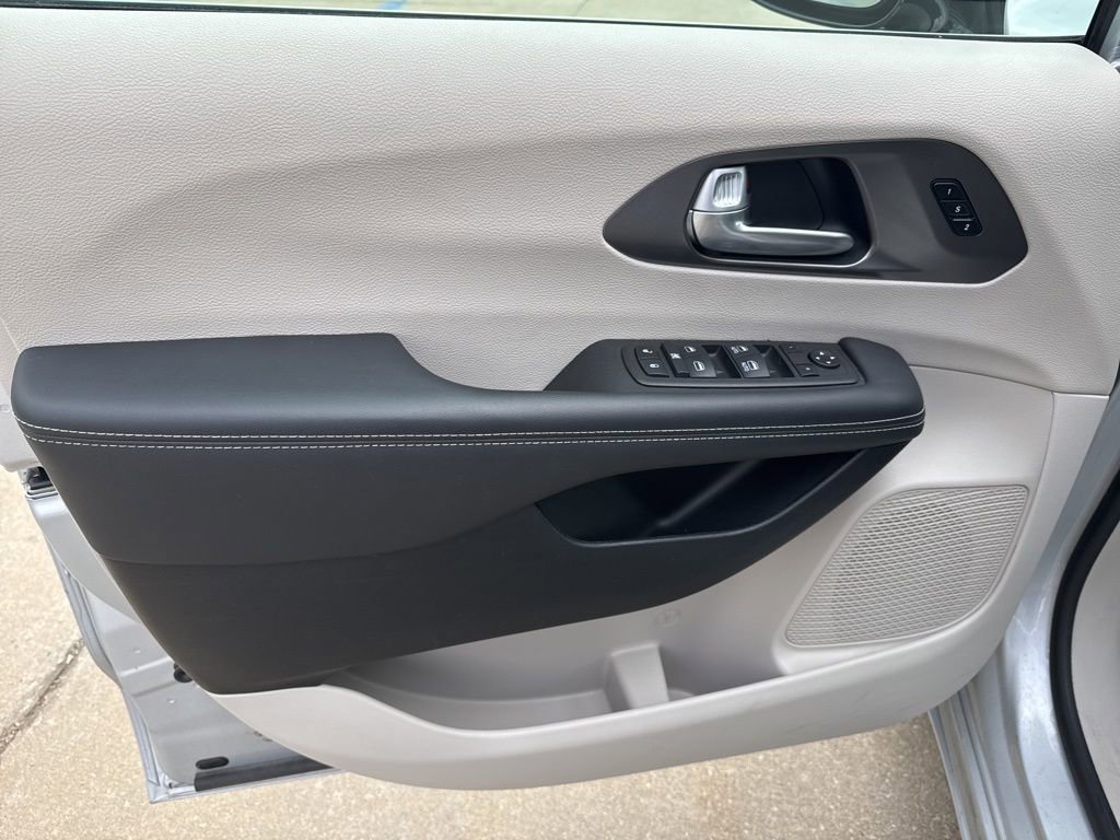 Used 2024 Chrysler Pacifica Touring-L image 7