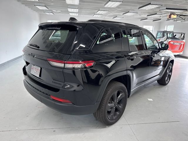 Used 2024 Jeep Grand Cherokee Limited w/ Black Appearance Package AWD/4WD image 15