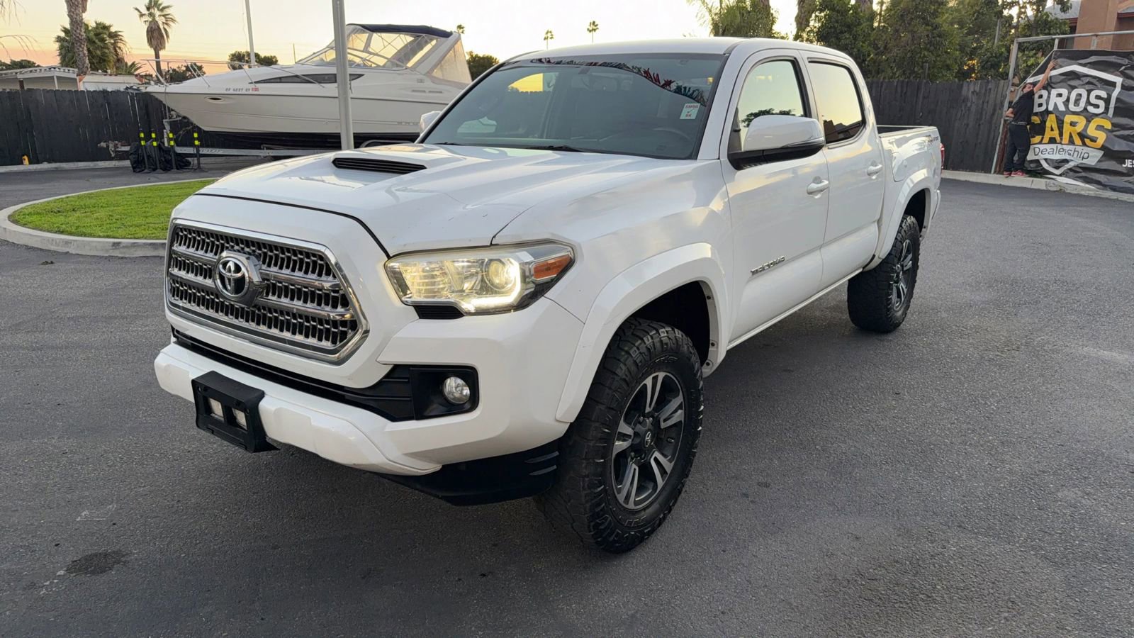 Used 2016 Toyota Tacoma TRD Sport image 3