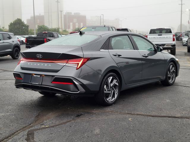 Used 2025 Hyundai Elantra SEL FWD image 2