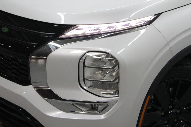 New 2026 Mitsubishi Outlander LE FWD image 2