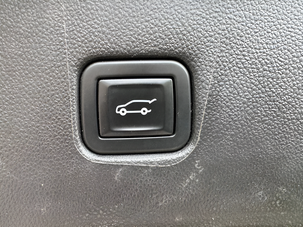 Used 2020 Chevrolet Blazer RS w/ LPO, Floor Liner Package FWD image 10