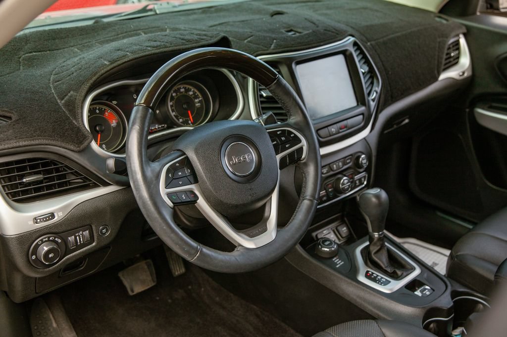 Used 2018 Jeep Cherokee Overland AWD/4WD image 10