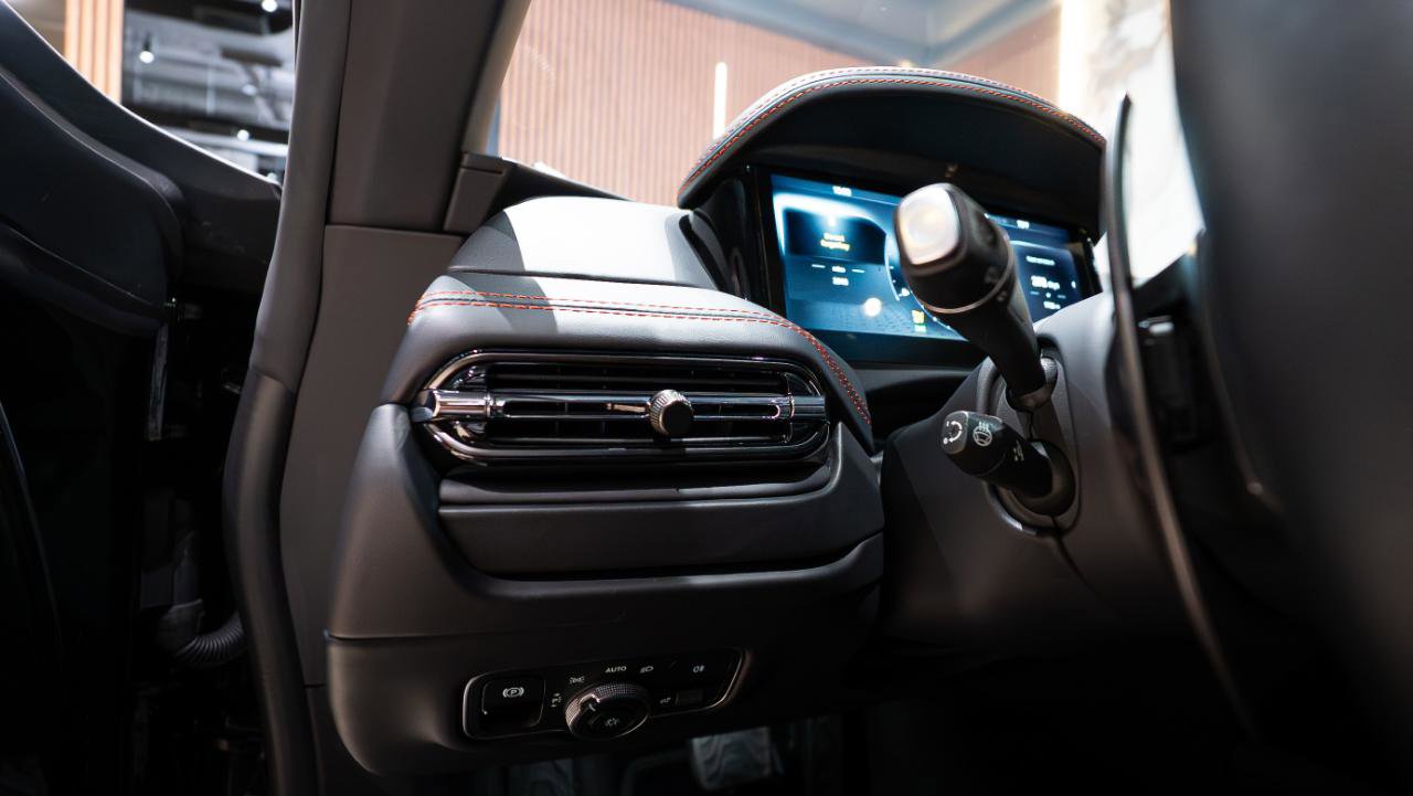 Used 2024 Aston Martin DB12 Coupe RWD image 17