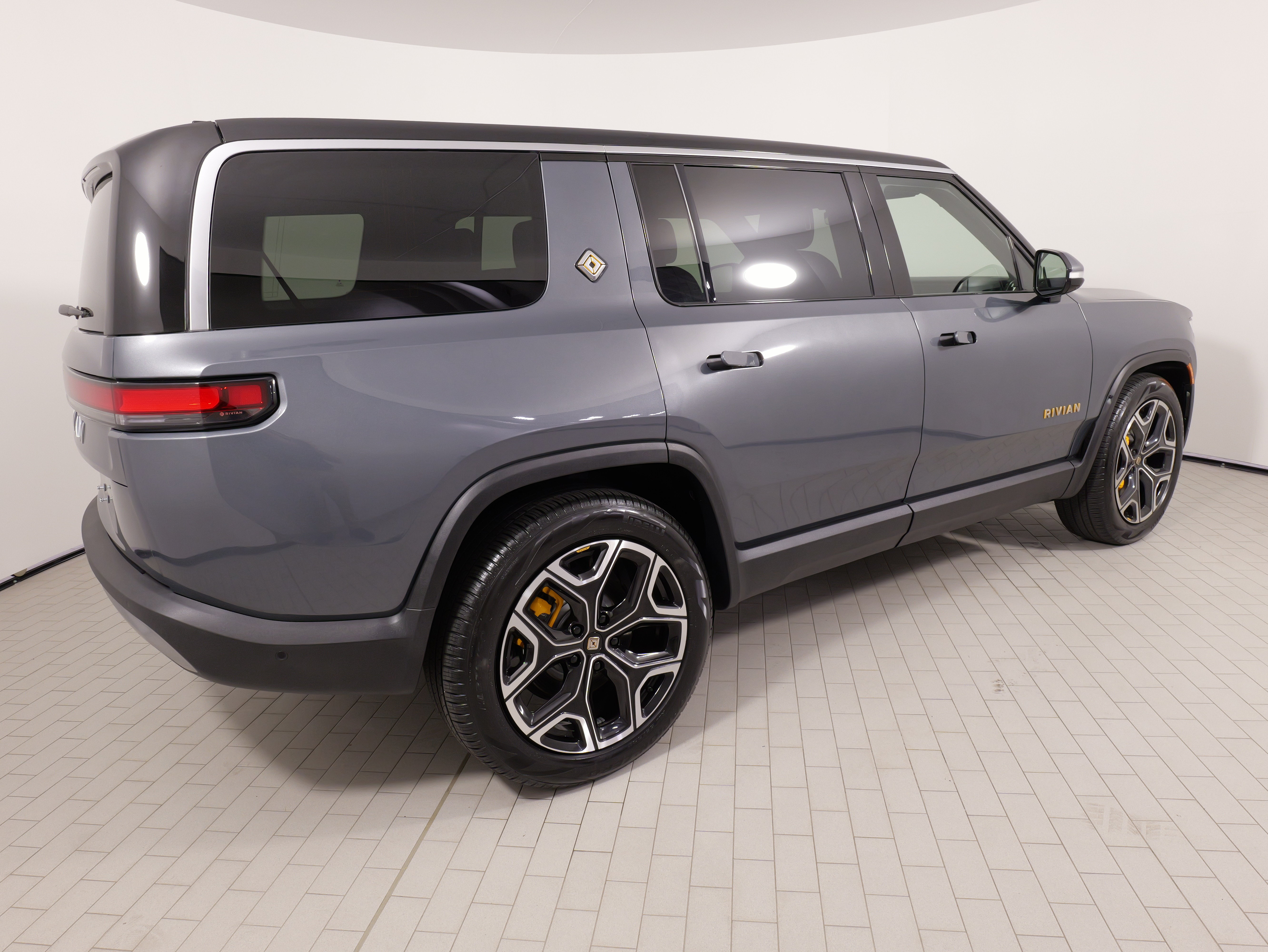 Used 2023 Rivian R1S Adventure AWD/4WD image 11