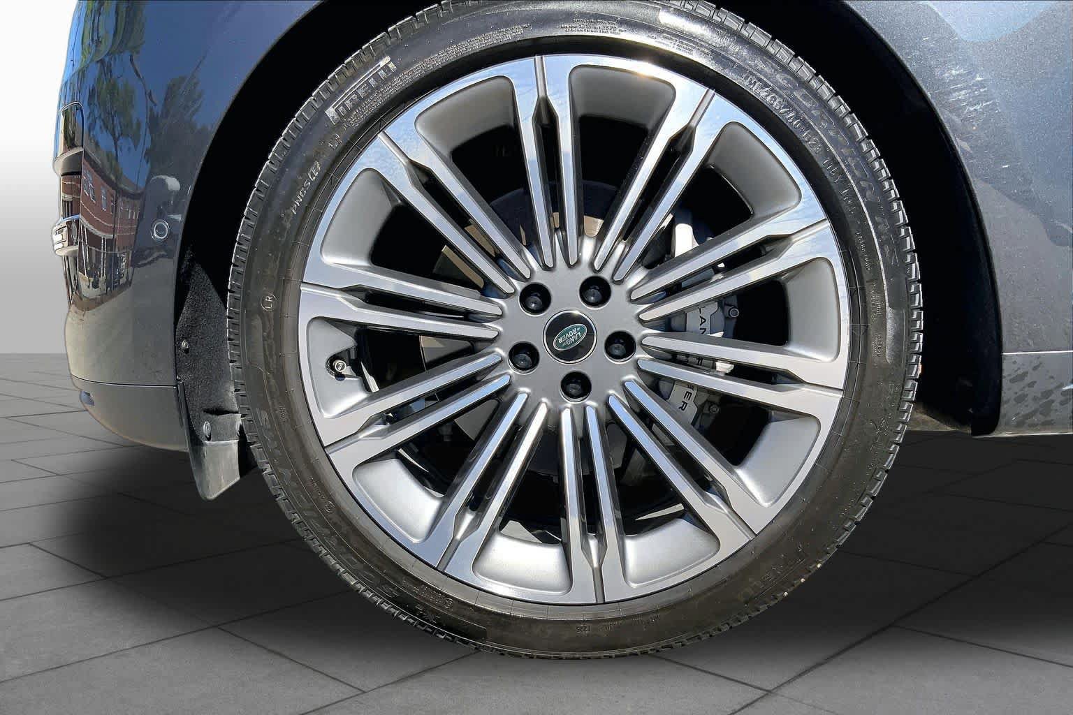 Used 2025 Land Rover Range Rover Sport SE AWD/4WD image 11