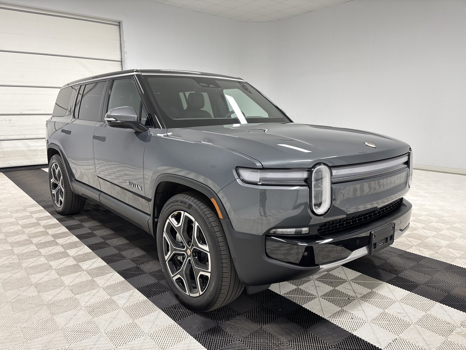 Used 2025 Rivian R1S Adventure AWD/4WD image 7