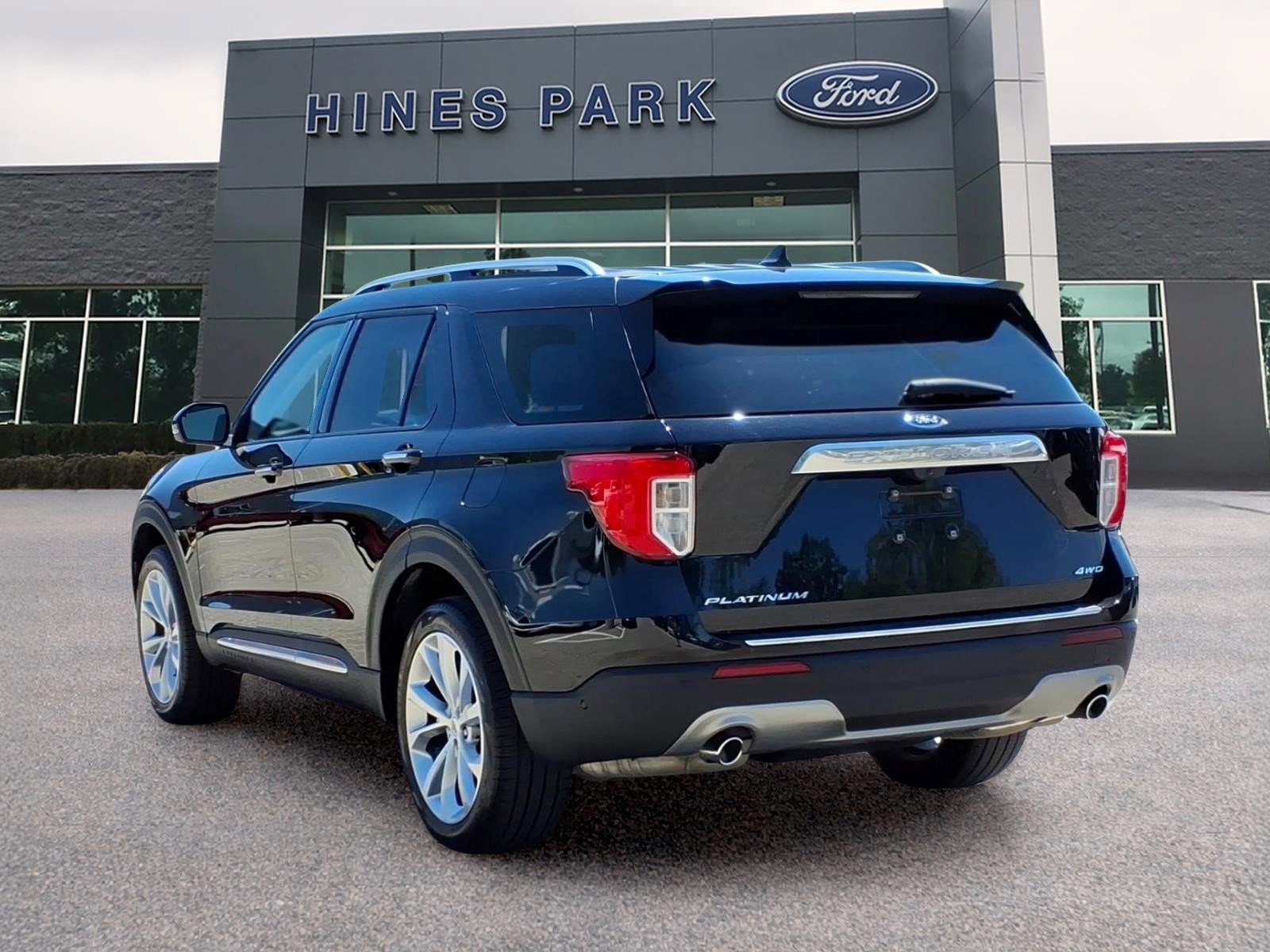 Used 2023 Ford Explorer Platinum w/ Technology Package AWD/4WD image 5