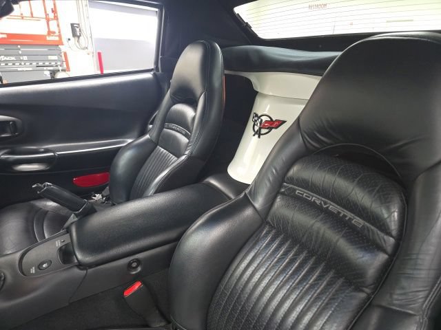 Used 2001 Chevrolet Corvette Convertible w/ Preferred Equipment Group2 RWD image 15