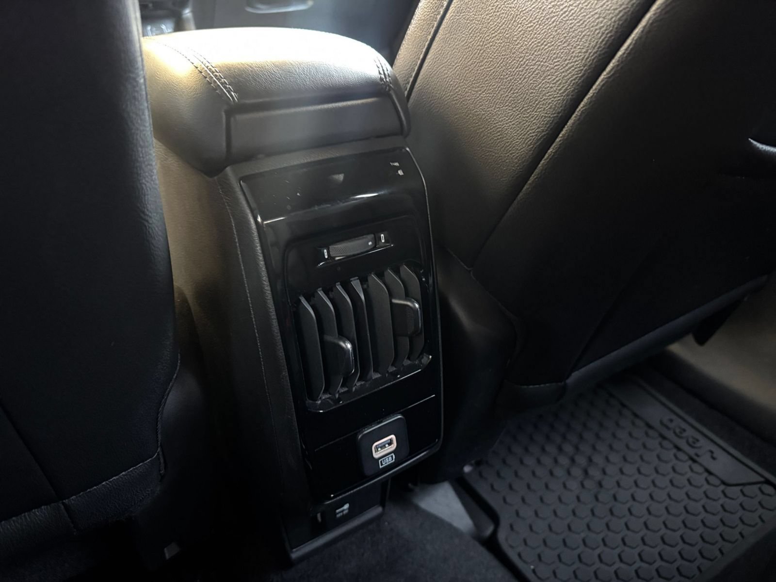 Used 2025 Jeep Compass Trailhawk AWD/4WD image 21