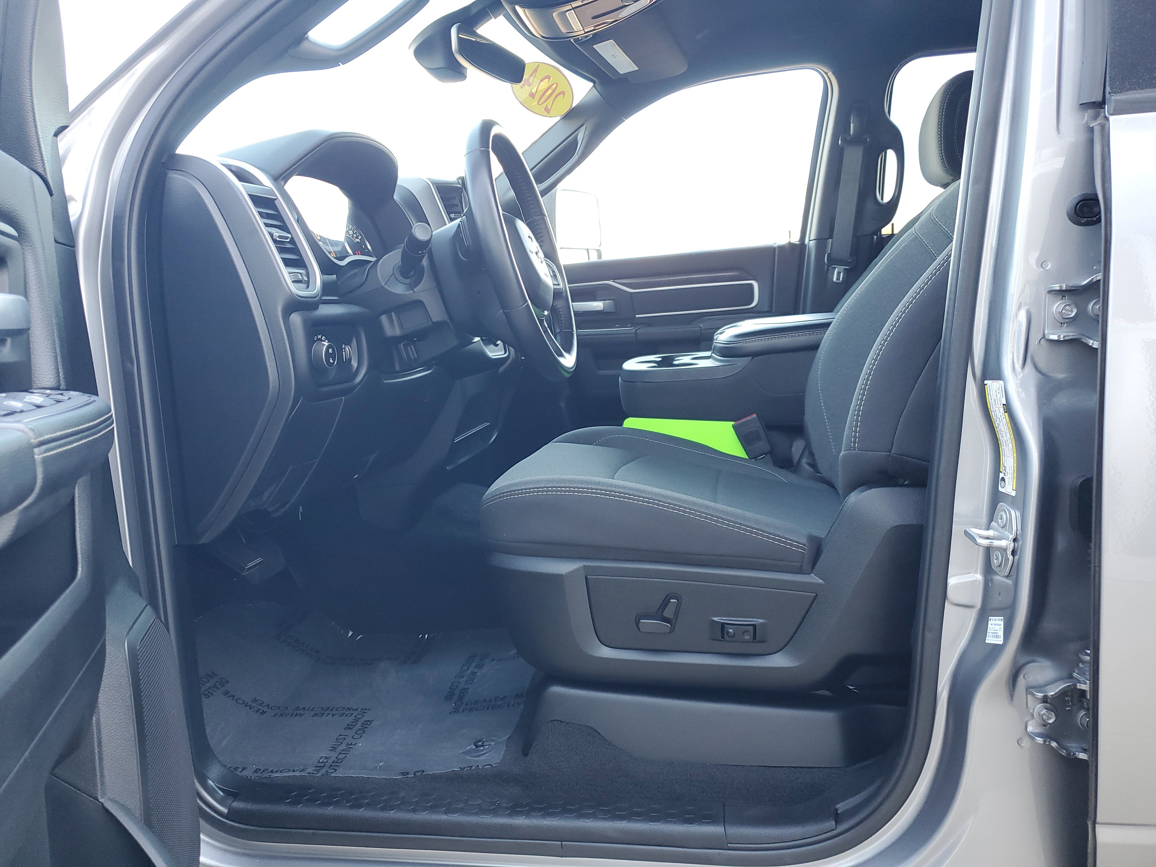 Used 2024 RAM 2500 Big Horn w/ Sport Appearance Package image 8