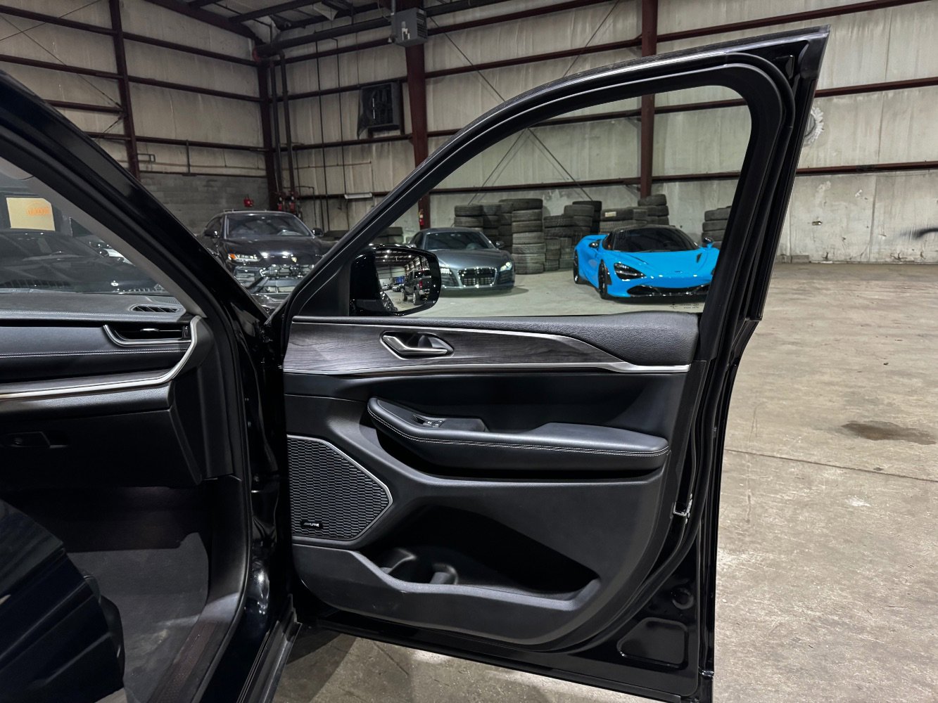 Used 2023 Jeep Grand Cherokee Limited w/ Luxury Tech Group II image 24