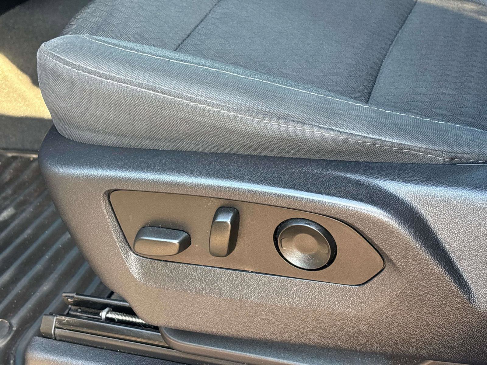 Used 2023 Chevrolet Silverado 1500 LT image 29