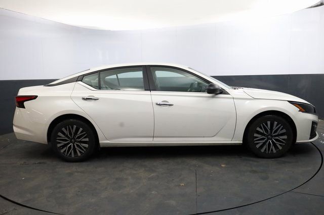Used 2024 Nissan Altima 2.5 SV image 3