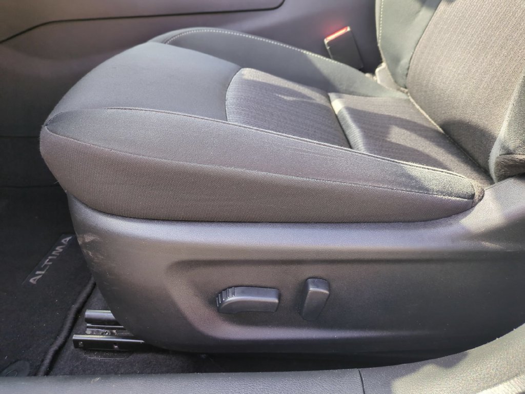 Used 2025 Nissan Altima 2.5 SV FWD image 14