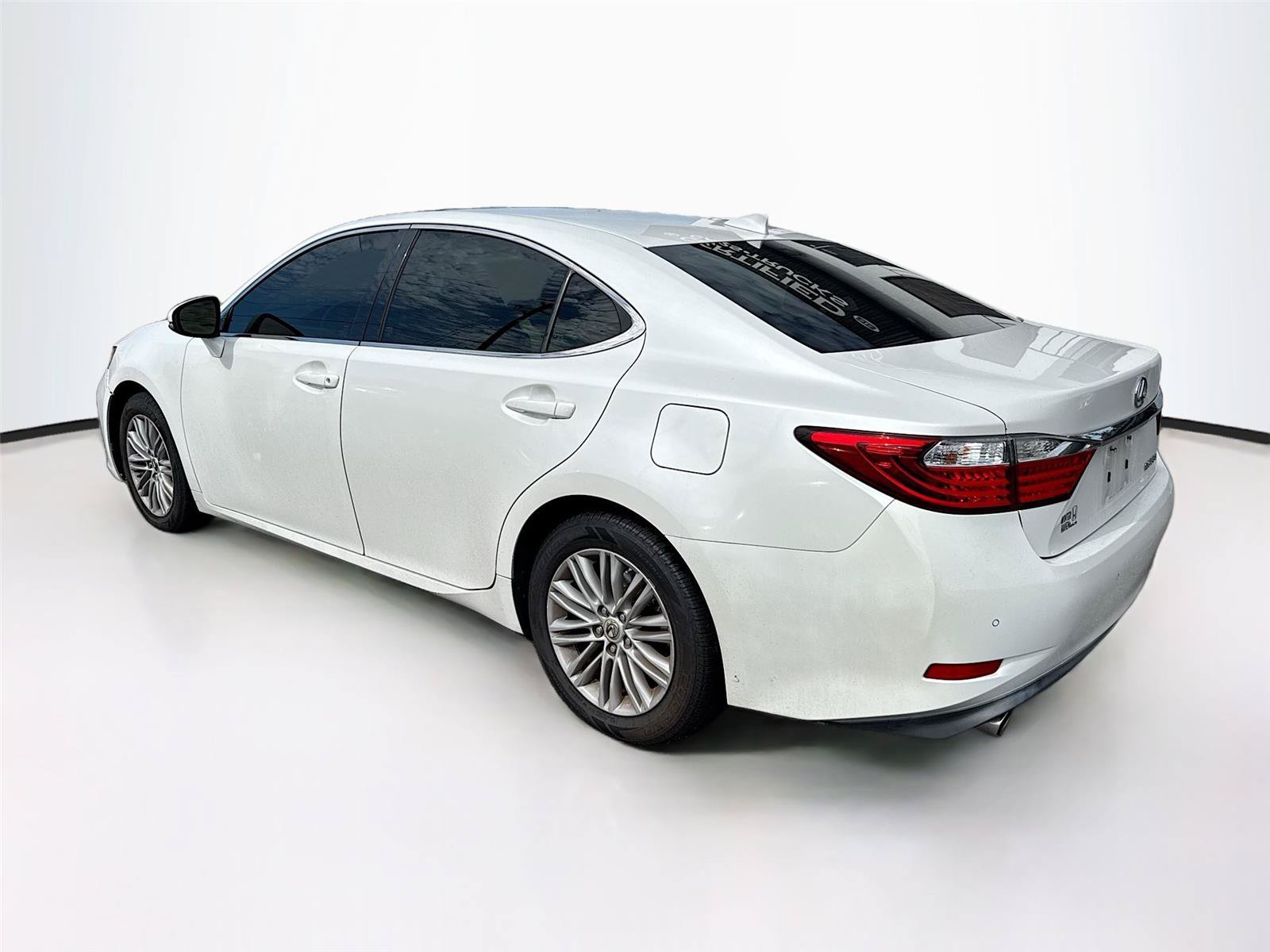 Used 2015 Lexus ES 350 w/ Luxury Package FWD image 2
