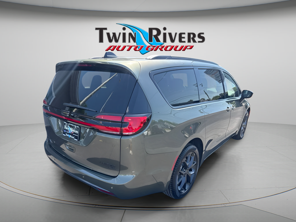 New 2027 Chrysler Pacifica Limited AWD/4WD image 4