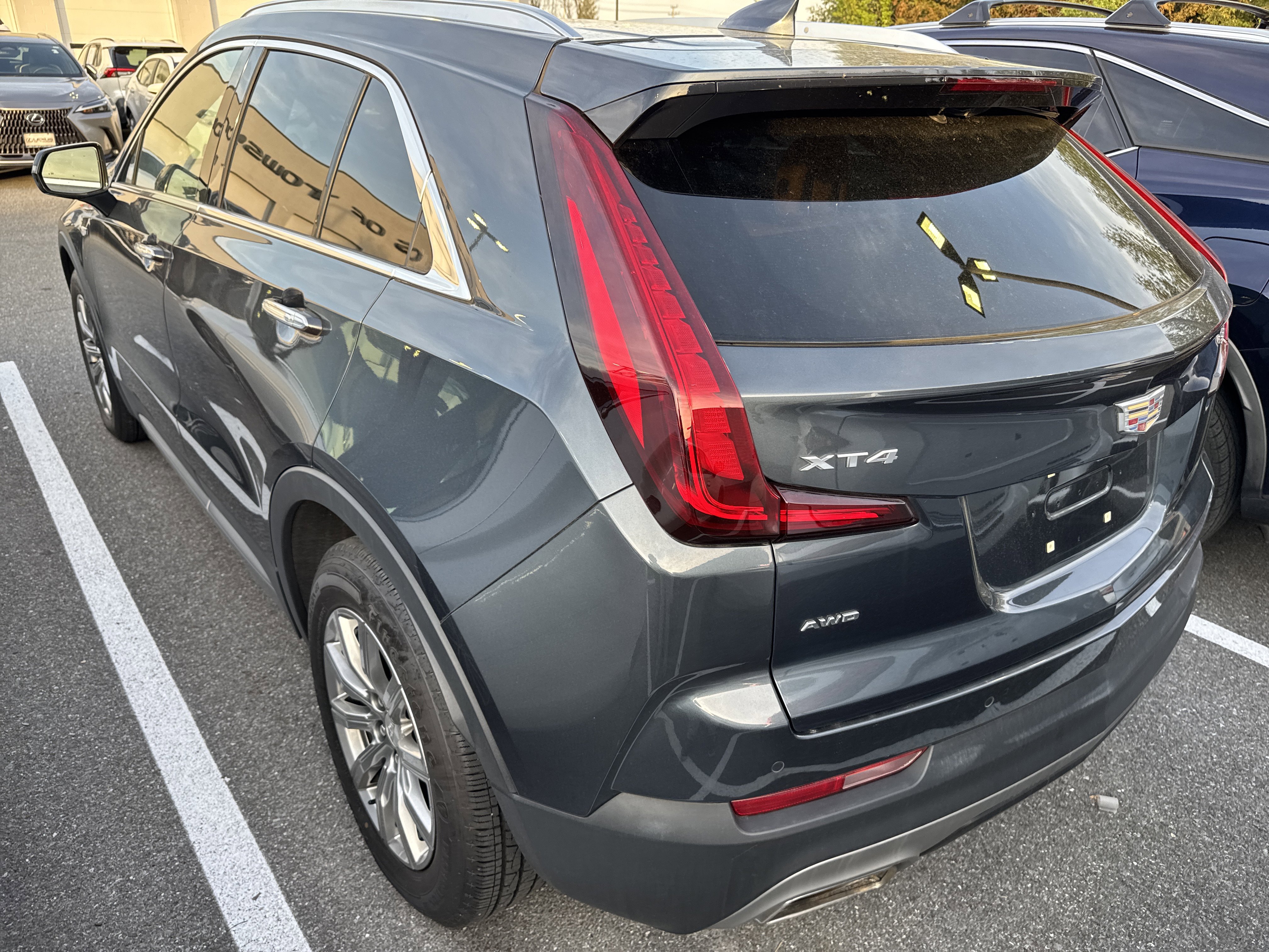 Used 2021 Cadillac XT4 Premium Luxury image 2