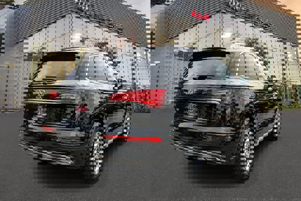 Used 2023 Audi Q5 2.0T Premium w/ Convenience Package image 4