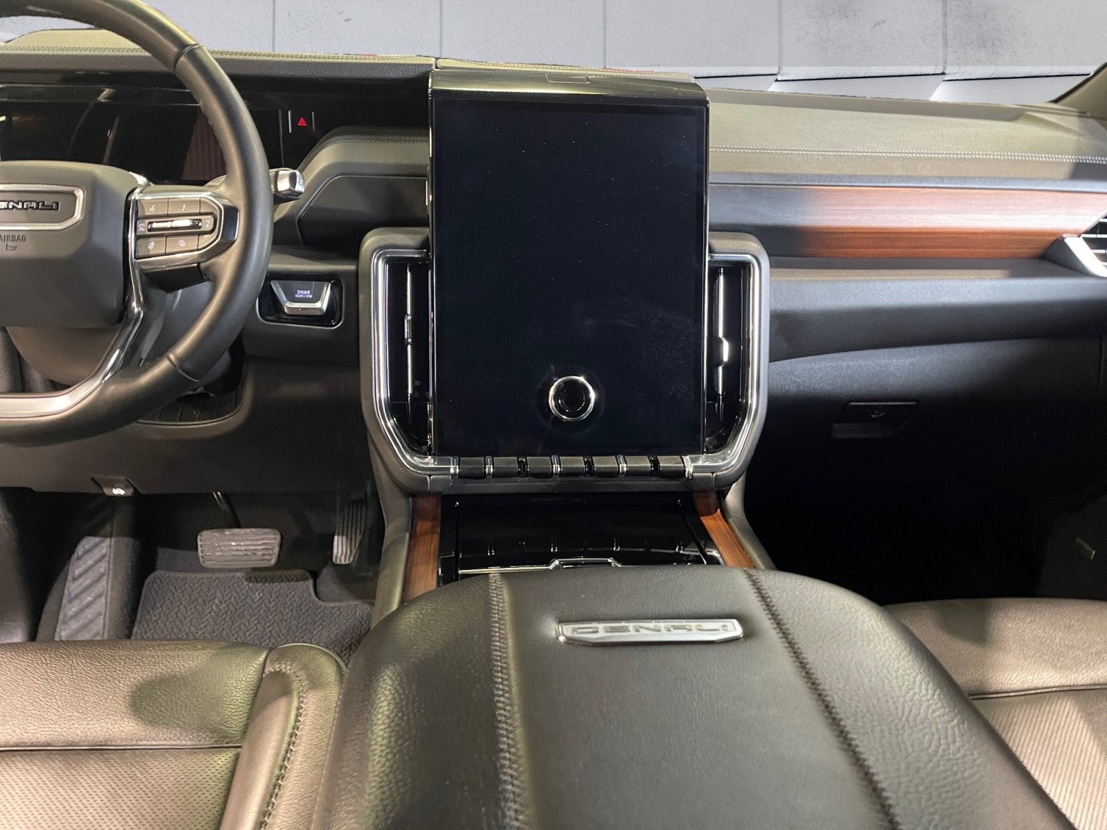Used 2025 GMC Yukon XL Denali AWD/4WD image 11