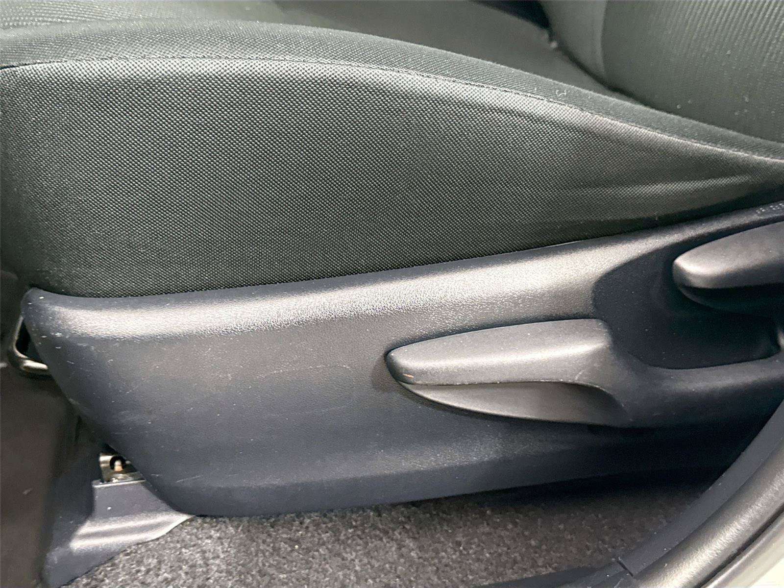 Used 2018 Toyota RAV4 LE FWD image 28