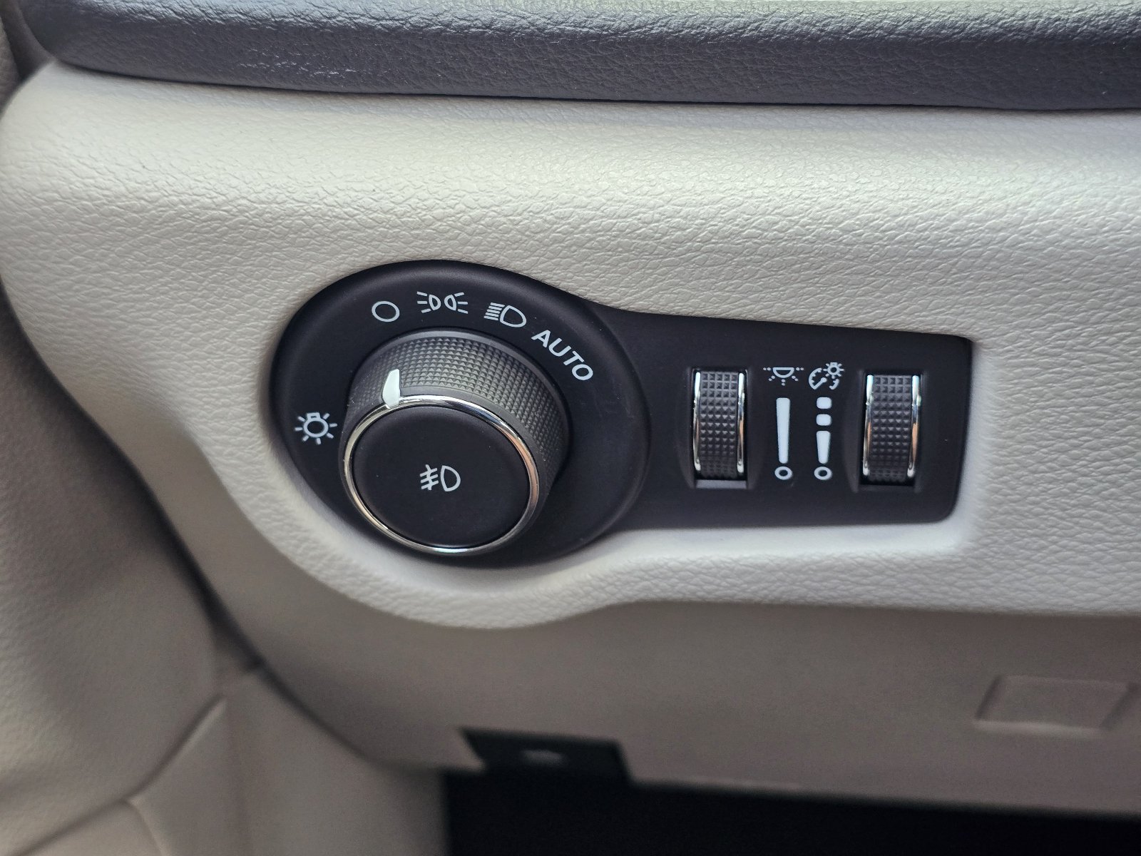 Used 2020 Chrysler Pacifica Limited w/ Advanced Safetytec Group FWD image 22