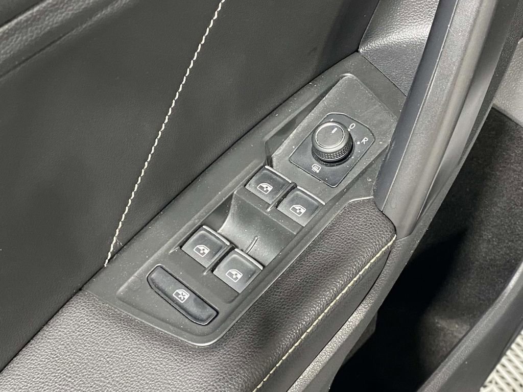 Used 2023 Volkswagen Tiguan SE image 18