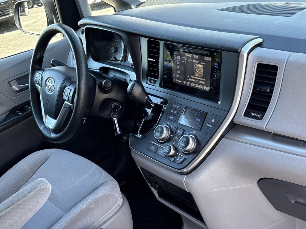 Used 2017 Toyota Sienna LE image 27