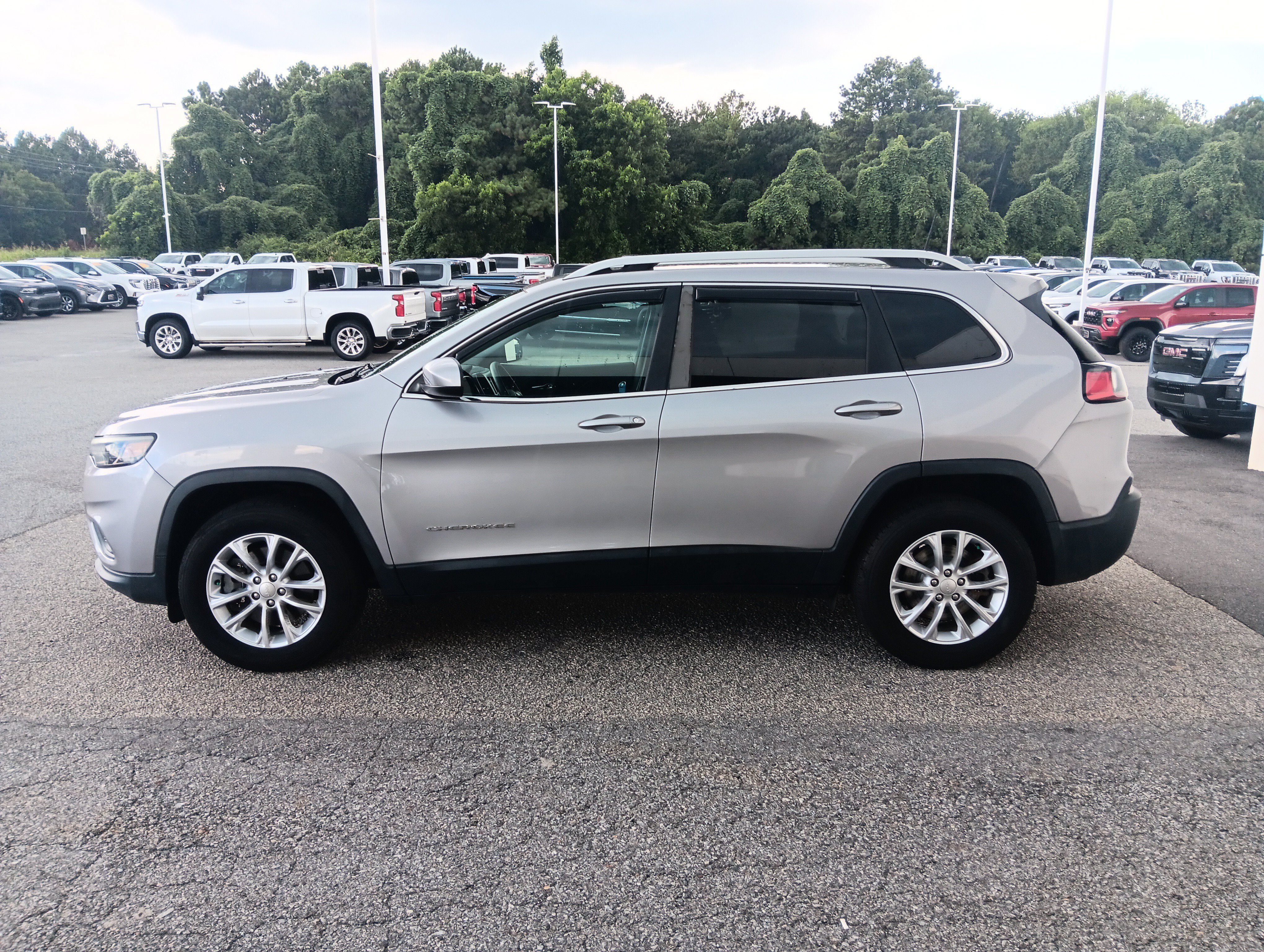 Used 2019 Jeep Cherokee Latitude w/ Popular Appearance Group AWD/4WD image 3
