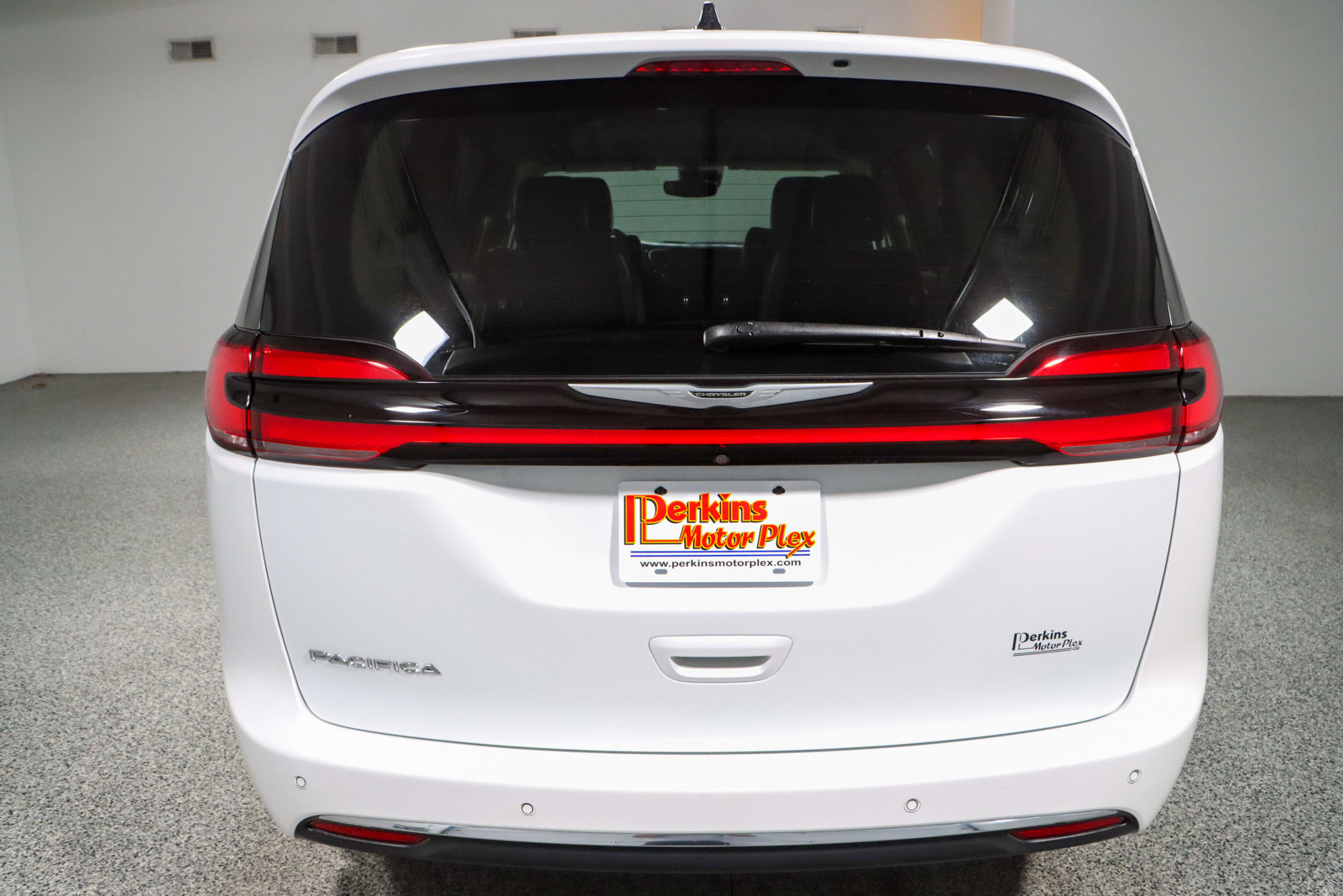 Used 2023 Chrysler Pacifica Touring-L image 8