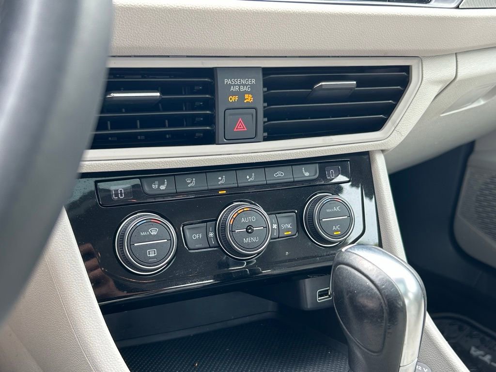 Used 2019 Volkswagen Jetta SE w/ Cold Weather Package image 20