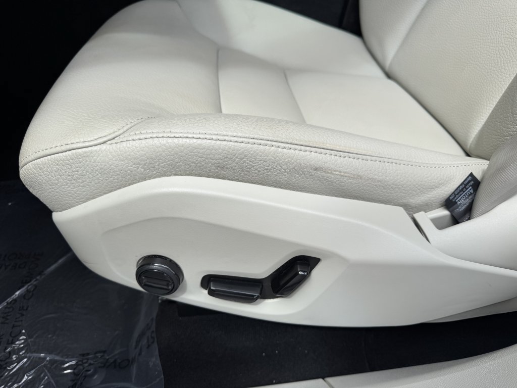 Used 2022 Volvo XC60 B5 Momentum FWD image 25