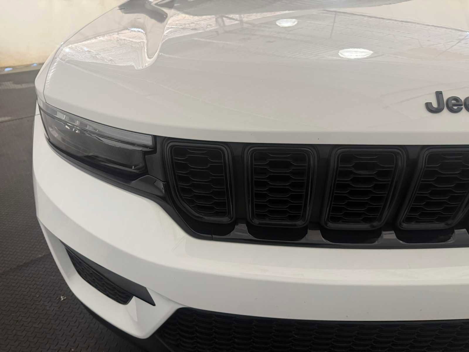 Used 2023 Jeep Grand Cherokee Limited w/ Black Appearance Package image 4