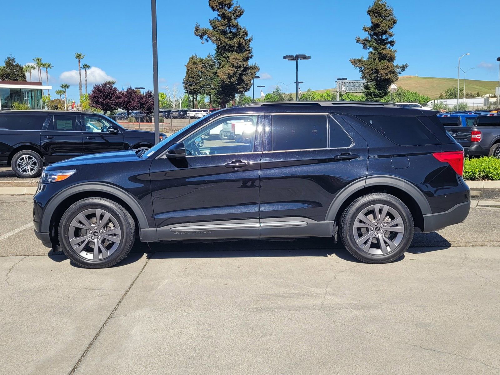 Used 2023 Ford Explorer XLT w/ Equipment Group 202A image 7